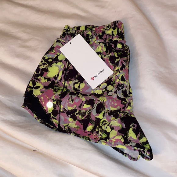 Lululemon Hotty Hot HR shorts Size 6 - Picture 8 of 8